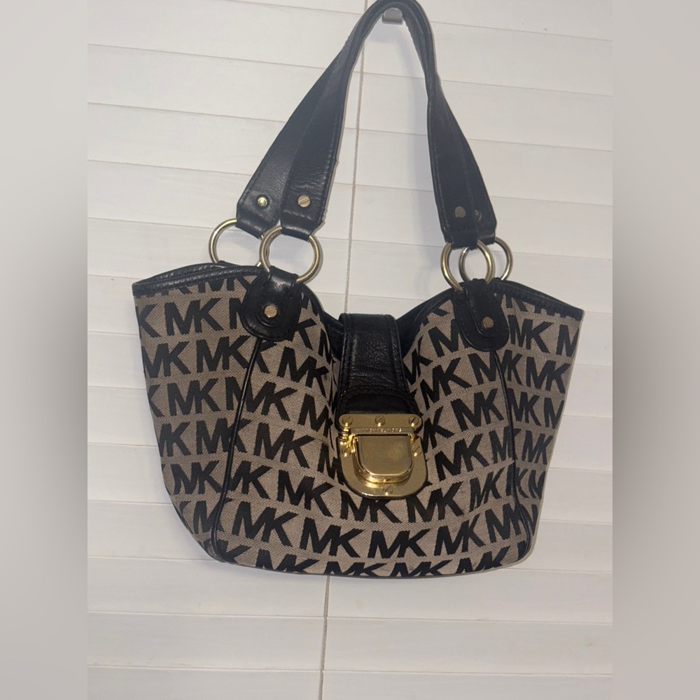Micheal Kors Monogram Double Strap Handbag With Attached Gold Tone Lock Closure - Picture 2 of 13